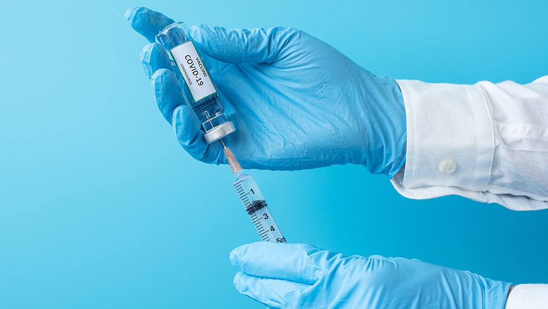 Δεν είναι ακόμα ξεκάθαρο εάν ο εμβολιασμός εμποδίζει την μετάδοση του κορονοϊού